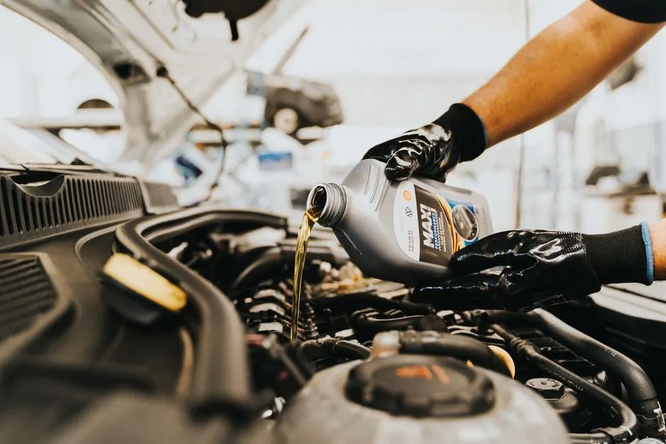 Troca de óleo do motor de um carro em detalhe